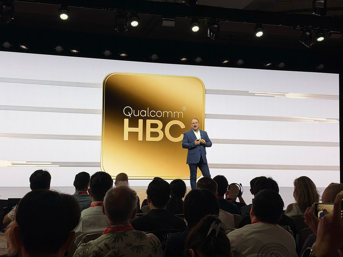 データセンター向けに開発してきたた「HBC（High Bandwidth Compute）」の技術を、AIスマートフォンの体験向上のため応用することを、アモン氏が壇上で発表した