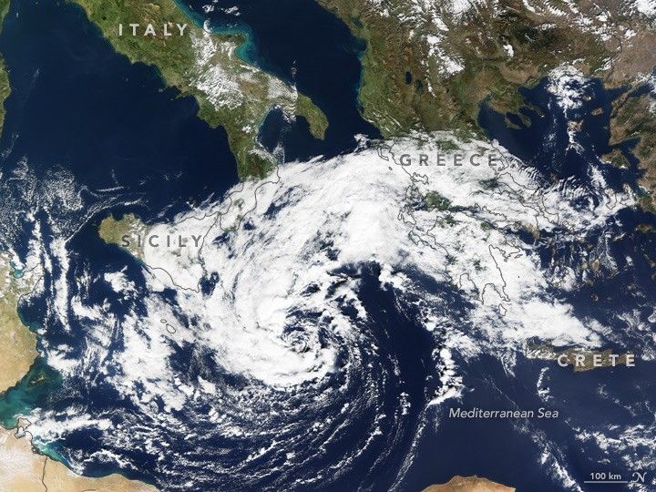 2016年10月30日に地中海で発生したサイクロン。NASAの衛星テラが撮影 （C）NASA