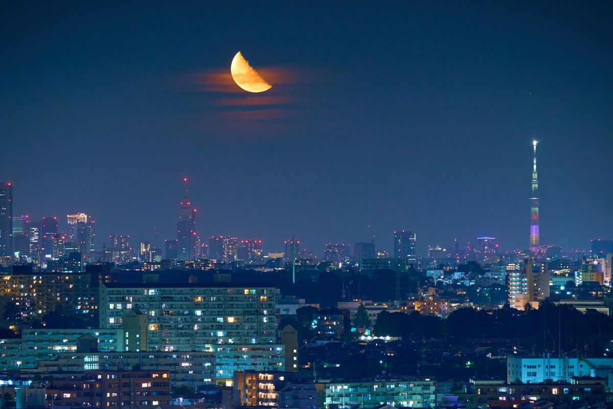 神奈川県川崎市から都心方面の夜景と「下弦の月」の出（stock.adobe.com）