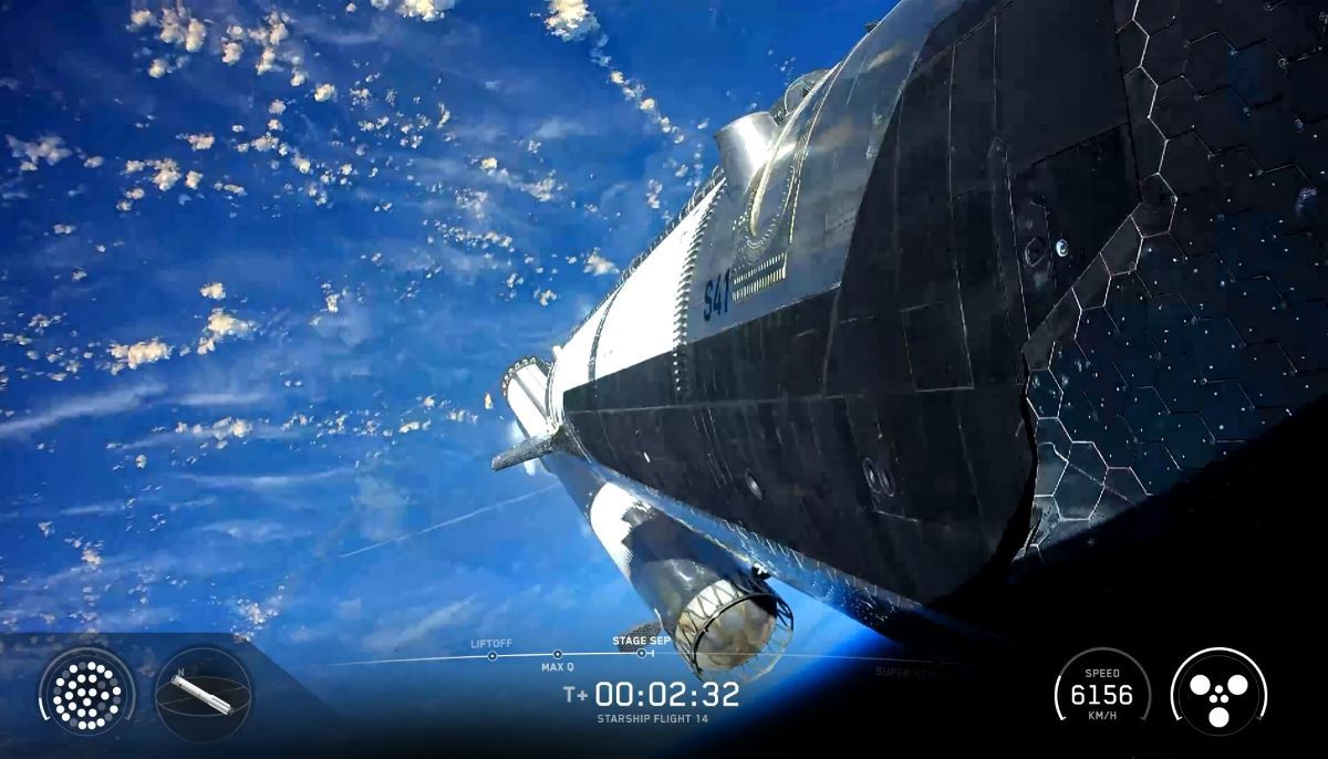 シップからブースターを分離。この約5分後にラプターエンジンの1基が停止することに （C）SpaceX