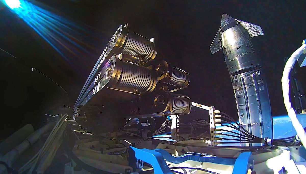 軌道上に放出されたスターリンク衛星からの動画。スターシップの耐熱シールドをスキャンし、発射台タワーへの帰還が可能かを分析するのが主な目的とされる。（C）SpaceX