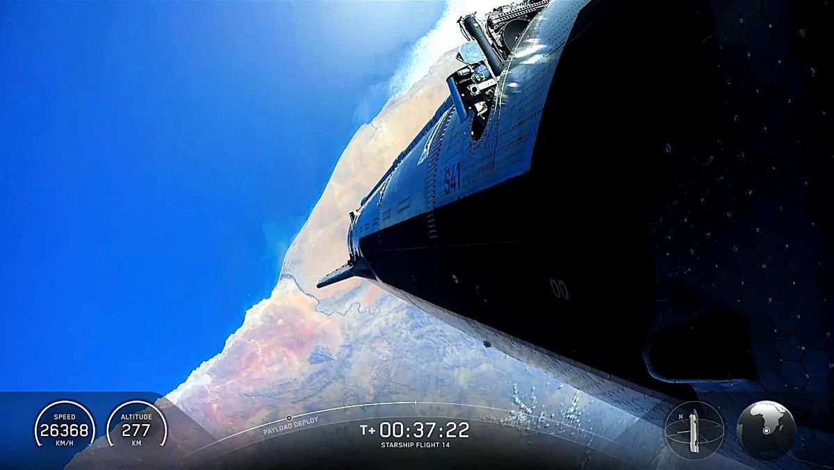 地球周回の1周目、アフリカ大陸の上空でスターリンク衛星の放出を開始 （C）SpaceX