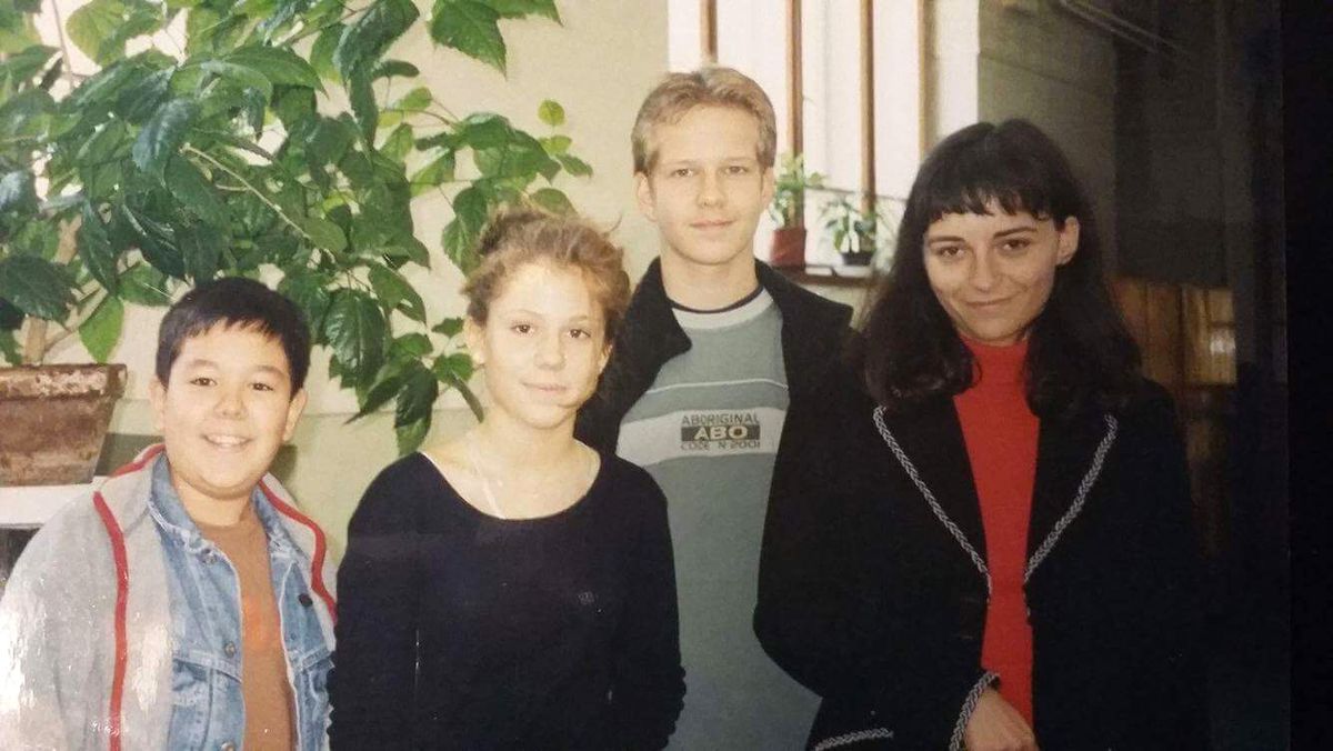 写真提供ジャパン・アーツ「国立リスト音楽院学友と」12歳