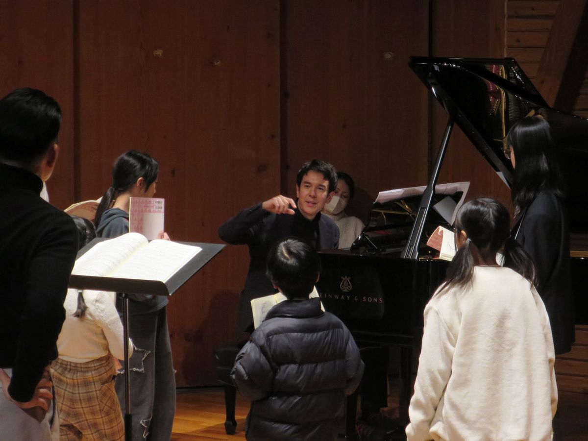 写真提供：ジャパン・アーツ 2025年11月第1回こども未来音楽祭での金子三勇士氏