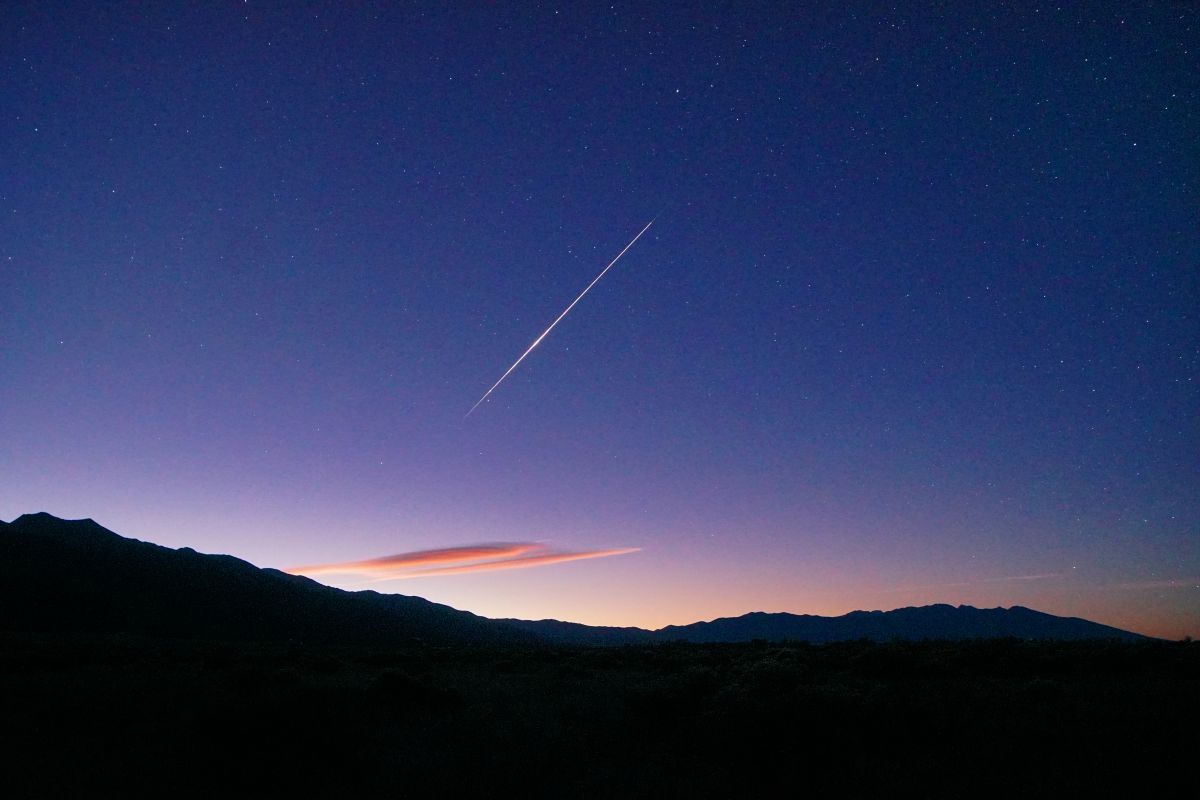 明け方の空を駆けるオリオン座流星群の明るい流れ星（Mike Lewinski, CC BY 4.0 <https://creativecommons.org/licenses/by/4.0>, via Wikimedia Commons）
