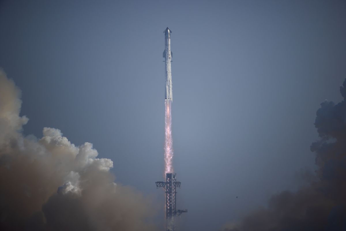 米テキサス州キャメロン郡にあるスターベースから打ち上げられる米宇宙企業スペースXの大型ロケット「スターシップ」。2026年7月24日撮影（Reginald Mathalone/NurPhoto via Getty Images）