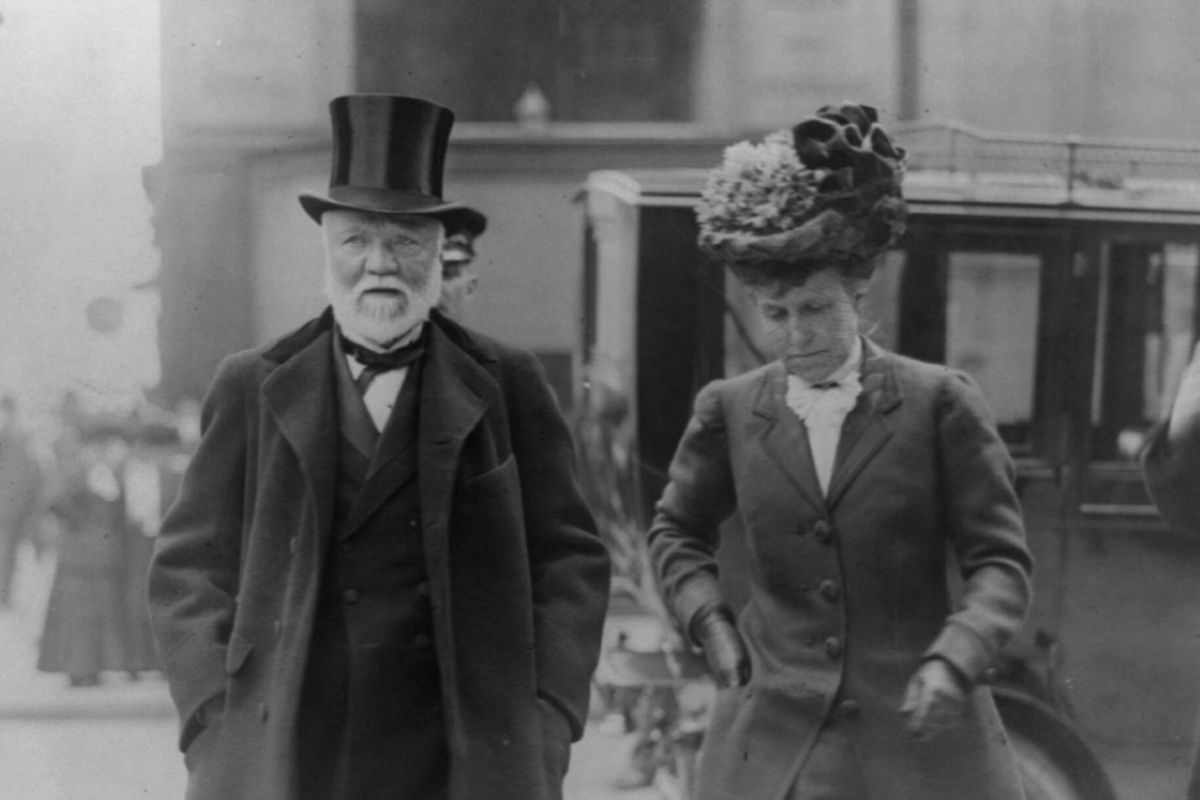 晩年のアンドリュー・カーネギーと夫人（George Grantham Bain Collection, Public domain, via Wikimedia Commons）