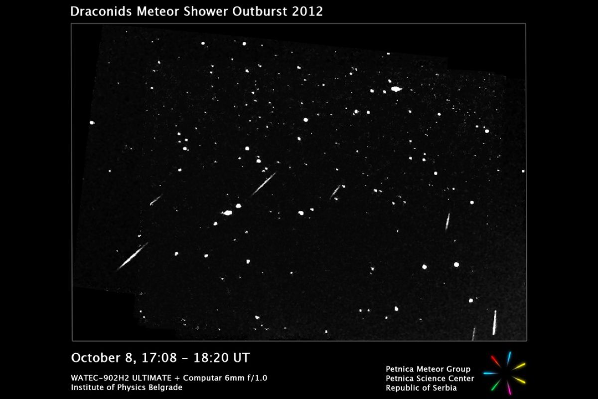2012年10月8日に撮影された「10月りゅう座流星群」（Petnica Meteor Group, CC BY-SA 3.0 <https://creativecommons.org/licenses/by-sa/3.0>, via Wikimedia Commons）