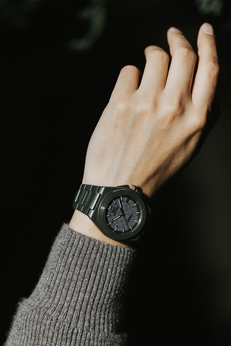 自動巻き、セラミックケース、ケース径42㎜。3883000円〈IWC シャフハウゼン Tel:0120-05-1868〉