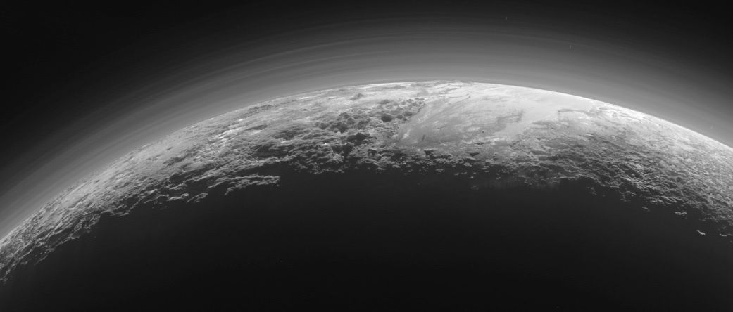 冥王星の険しく聳える山脈と平坦な氷原を覆う霞（もや）の層を捉えた画像。NASA探査機ニューホライズンズが2015年7月14日、冥王星への最接近からわずか15分後に撮影（NASA/JHUAPL/SwRI）