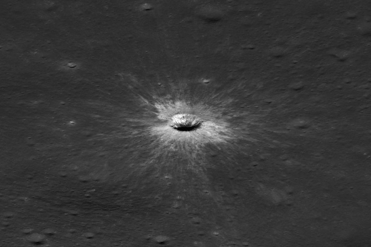 東へ向かって横方向から撮影した「マクゲッチン・クレーター」。NASAの月周回探査衛星「ルナ・リコネサンス・オービター（LRO）」に搭載された狭角カメラ（NAC）が2026年3月3日に撮影（NASA）