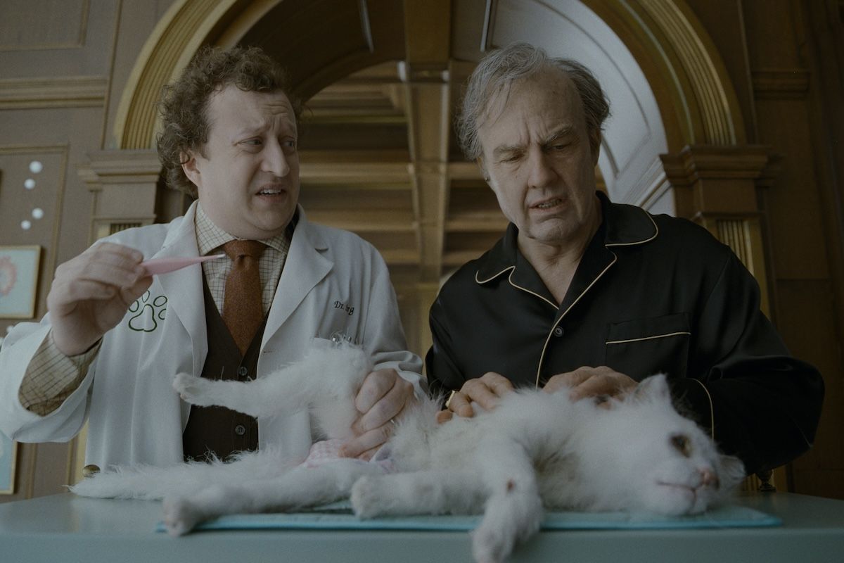 ディガーは猫のマギーと長年にわたり同衾している (C) 2026 WBEI and Legendary