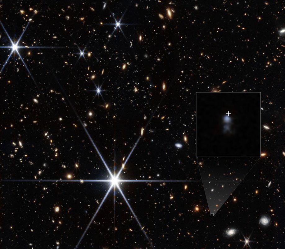 ジェイムズ・ウェッブ宇宙望遠鏡（JWST）に搭載のNIRCam（近赤外線カメラ）で検出に成功した、高速電波バーストFRB 20240304Bの母銀河。画像の一部を拡大表示した中央右の枠内に母銀河の位置を白色の十字印で示している（Image: NASA, ESA, CSA, STScI, Themiya Nanayakkara (USYD); Image Processing: Joseph DePasquale (STScI)）