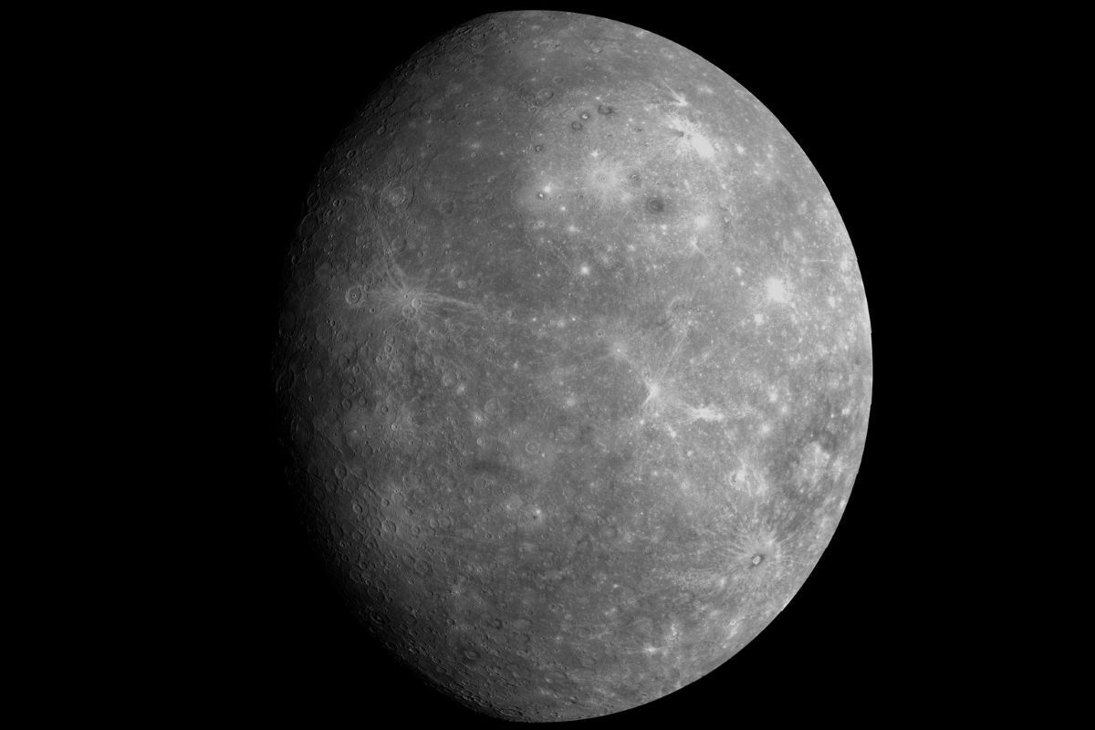 水星の高解像度画像。米航空宇宙局（NASA）の水星探査機メッセンジャーが2008年1月14日に1回目のフライバイ（接近通過）を行った際に撮影（NASA/Johns Hopkins University Applied Physics Laboratory/Carnegie Institution of Washington）
