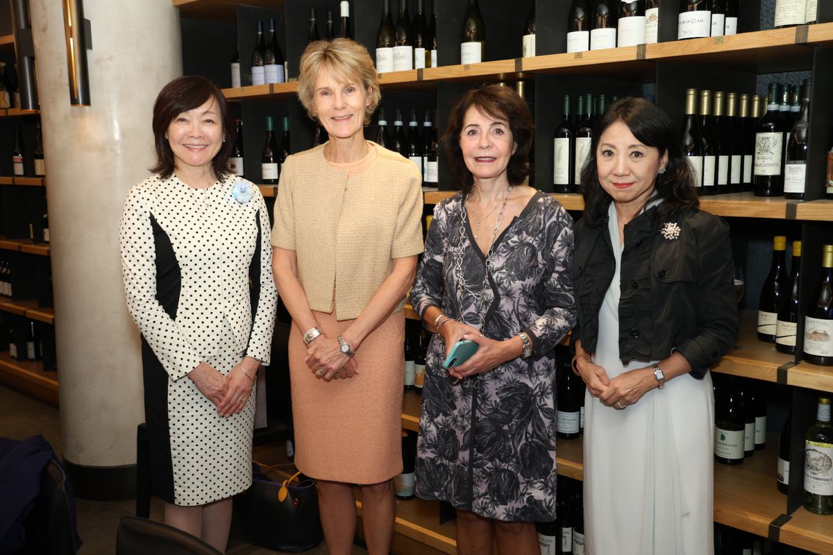 左から、安倍昭恵氏、カナダのダイアナ・カーニー首相夫人氏、マリア・ダマナキ氏、筆者