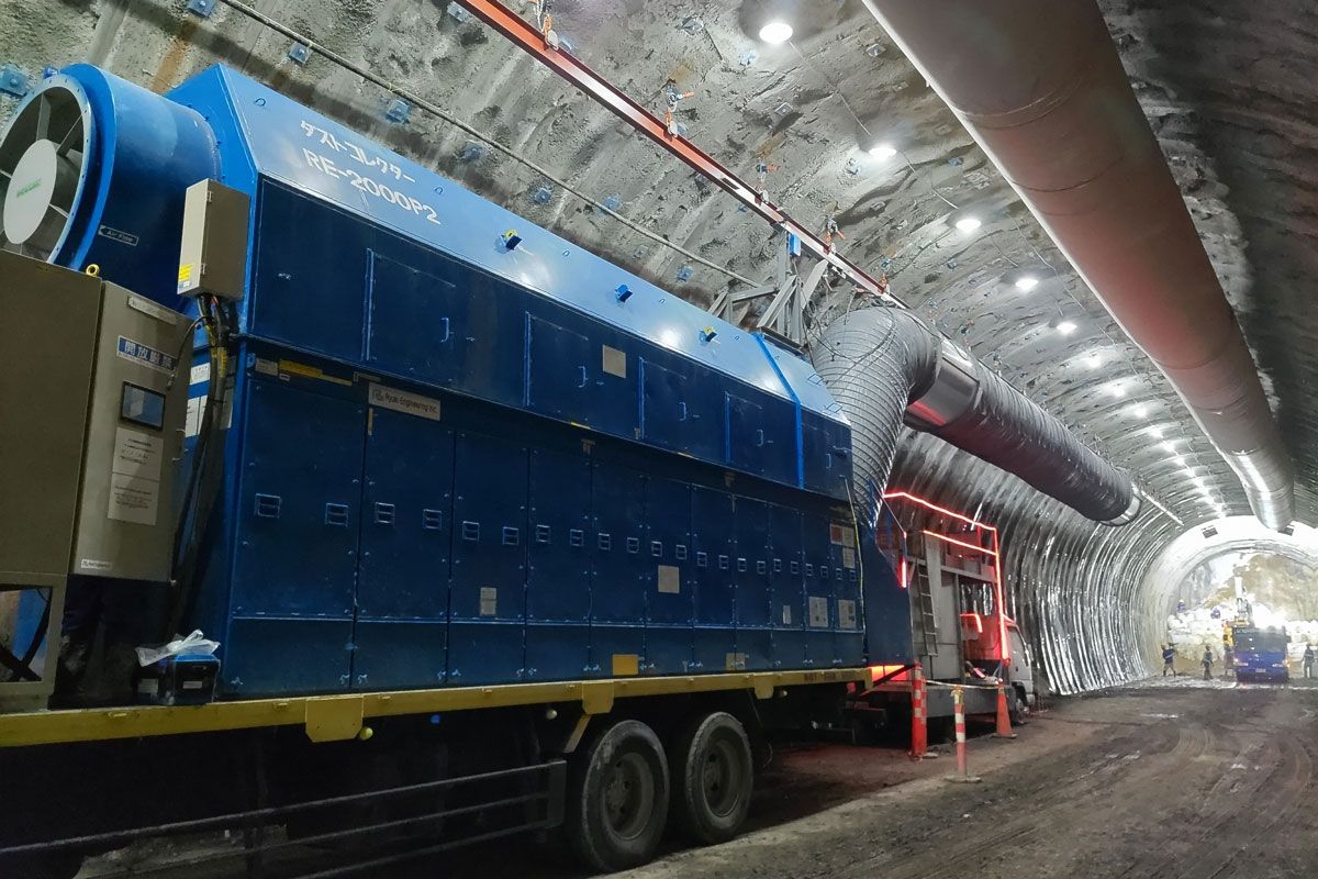 フィリピンの大型トンネル建設プロジェクトに採用された大型集じん機。坑内の粉じん対策による安全な作業環境づくりに貢献し、流機エンジニアリングの技術は世界各地のインフラ整備も支えている。