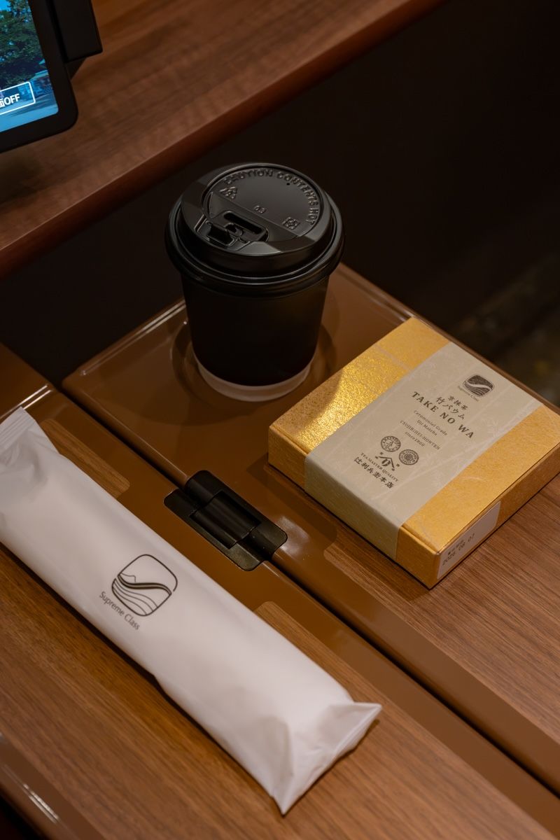 京都・辻利兵衛本店「京抹茶 竹バウム TAKE NO WA」とドリンクのウェルカムサービスが提供される。