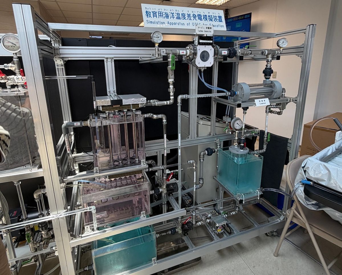 OTECは、27〜30℃の表層水で低沸点媒体（アンモニアなど）を沸騰・気化させてタービンを回し、800〜1,000mから汲み上げた深層水（約4〜5℃）で再び冷やして液体に戻す循環を繰り返すことで発電する