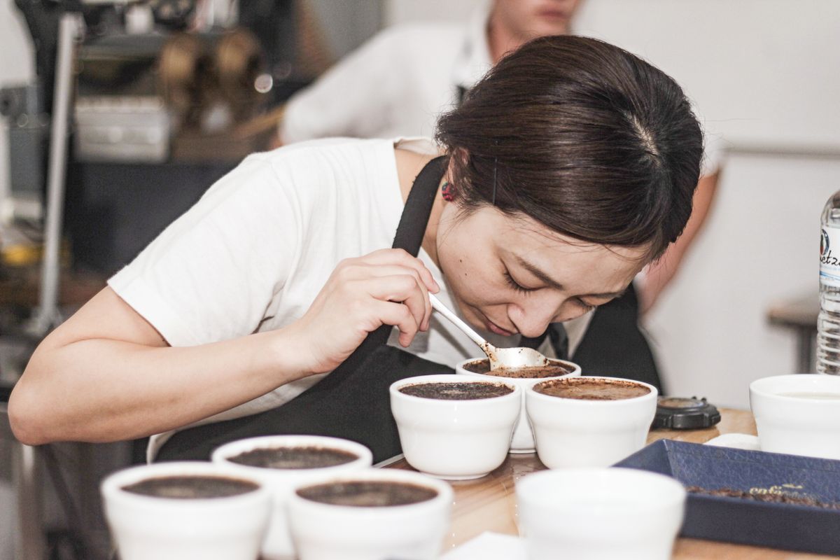 カッピングにより、コーヒーの香りや味わいを確かめ、その個性や品質を見極める。香りや味わいの違いを感じ取るため、集中力が要る作業だ（写真提供：伊藤園）