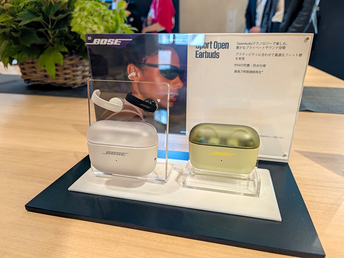 スポーツタイプのワイヤレスイヤホン「Bose Sport Open Earbuds」。安定した装着感を実現している