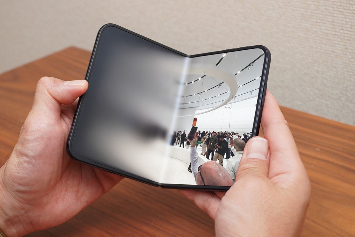 本体を開く時には、左側の画面表示が次第に鮮明になる視覚効果を再現する