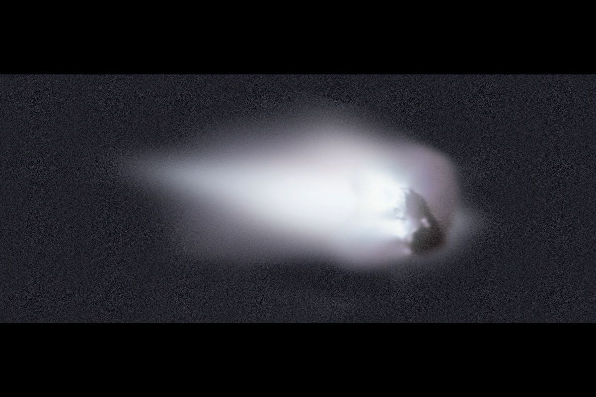 欧州宇宙機関（ESA）の探査機ジオットが捉えたハレー彗星の核の姿。1986年3月13日、ジオットが彗星核から約600kmの距離を接近通過した際に撮影（ESA/MPAe Lindau）