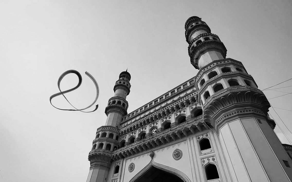 インド、ハイデラバードにて。トビの飛行ルートが重なり合って、歴史的建造物「チャールミナール」のすぐそばに、ループ状のラインを描き出す。その流れは、建造物が持つ対称性や永続性と対話しているようだ。 Wings Over Concrete © Raghuvamsh Chavali