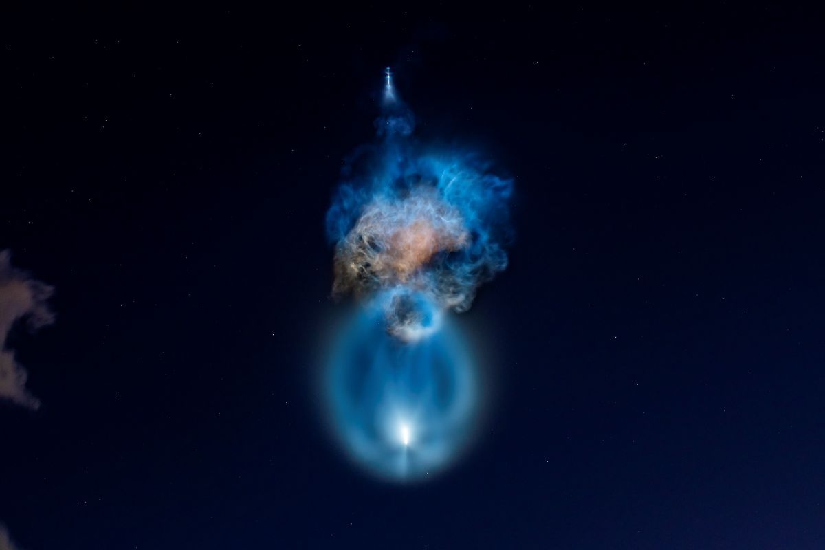 米フロリダ州ケープカナベラル宇宙軍基地から打ち上げられたスペースXのロケット「ファルコン9」の排気煙が、夜明け前の空を背景に太陽光に照らされて描き出した光るクラゲのような形状。2026年10月13日撮影（SpaceX）