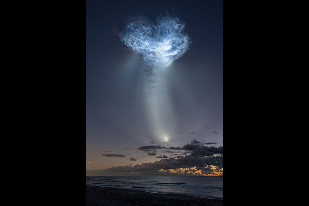 宇宙船「ドラゴン」を搭載して打ち上げられたスペースXのロケット「ファルコン9」の排気煙が、太陽光に照らされて描き出した光るクラゲのような形状。2026年10月13日撮影（NASA/John Kraus）