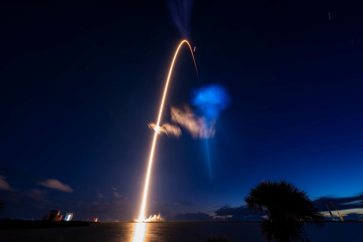 米フロリダ州ケープカナベラル宇宙軍基地から宇宙船「ドラゴン」を搭載して打ち上げられたスペースXのロケット「ファルコン9」の軌跡。2026年10月13日撮影（SpaceX）