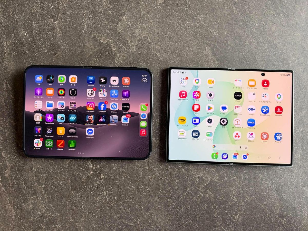 iPhone Duo（左）とGalaxy Z Fold（右）