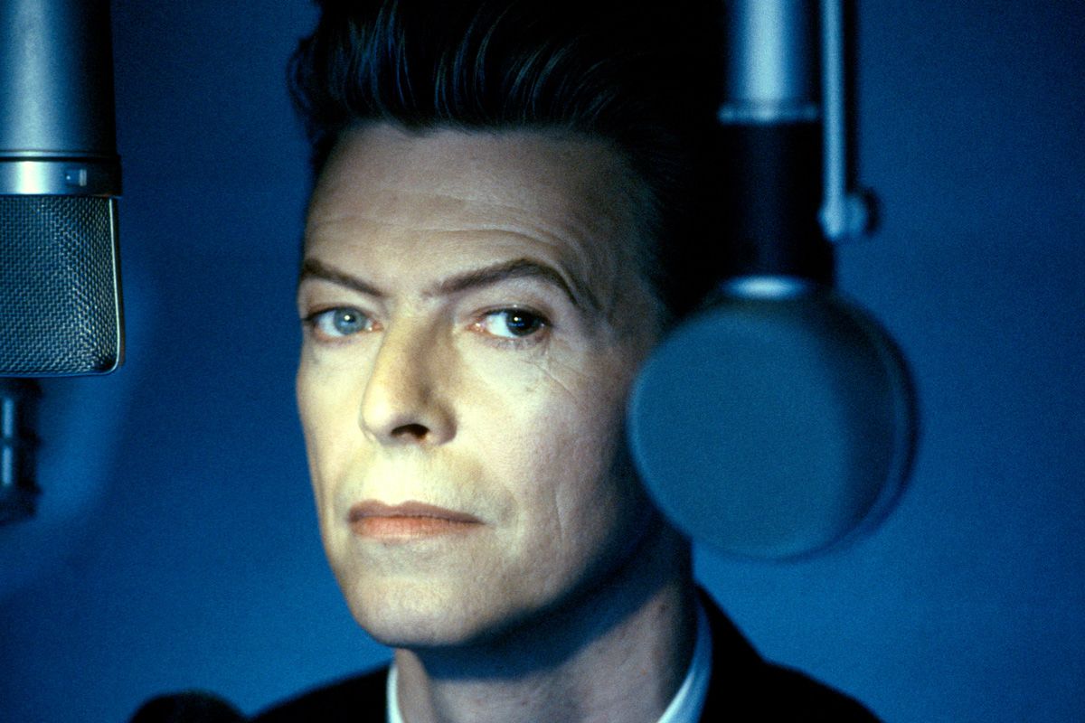 左右の眼の色が異なるミュージシャンのデヴィッド・ボウイ（Lester Cohen/Getty Images）