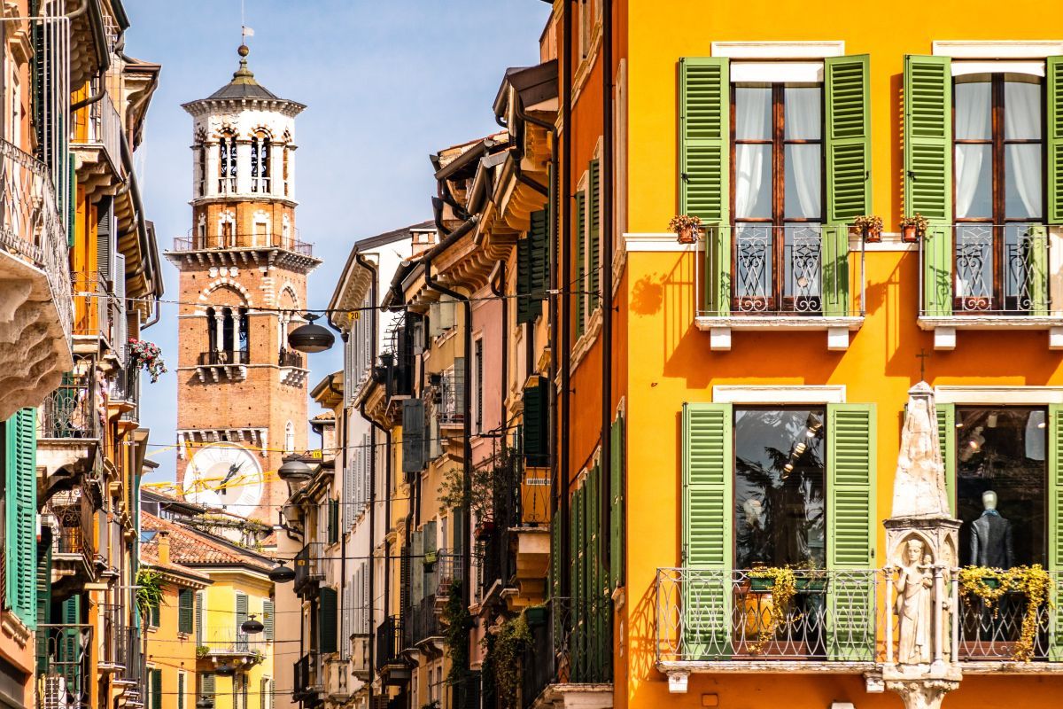 イタリア・ベローナの旧市街（stock.adobe.com）
