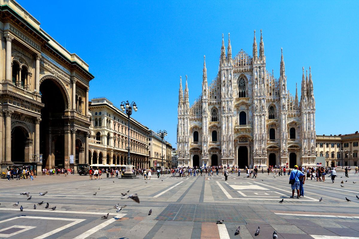 イタリア・ミラノの大聖堂とドゥオーモ広場、ヴィットリオ・エマヌエーレ2世のガレリア（stock.adobe.com）