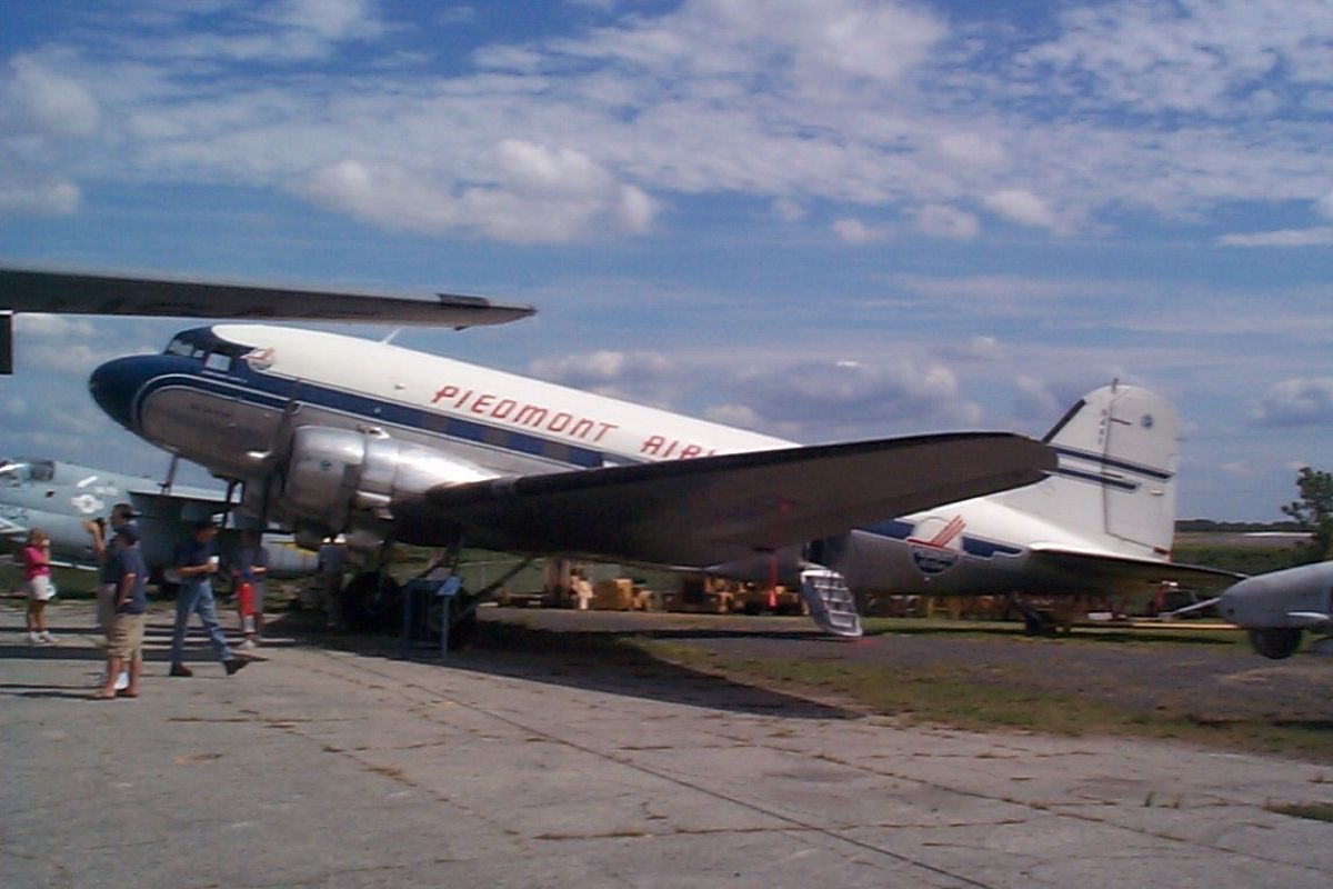 ピードモント航空の双発プロペラ旅客機のダグラスDC-3（Matthew J from Austin, CC BY-SA 2.0 <https://creativecommons.org/licenses/by-sa/2.0>, via Wikimedia Commons）