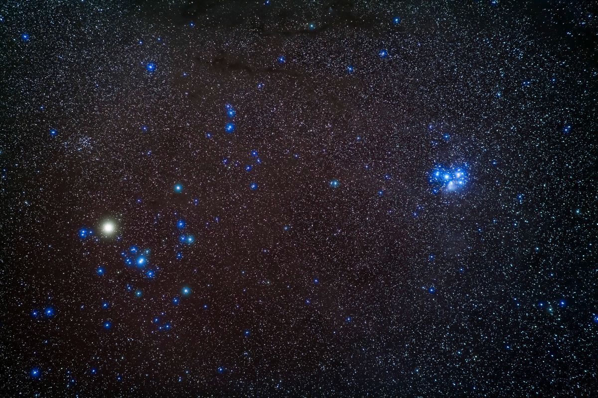 おうし座のヒアデス星団（左）と青白く光るプレアデス星団（右）。ヒアデス星団の中に輝く明るい星は1等星アルデバランで、牡牛の目に当たる。米アリゾナ州クイェイルウェイコテージにて2017年12月15日撮影（Alan Dyer/VW Pics/UIG via Getty Images）