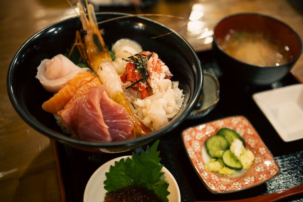 羅臼で昼に食べた海鮮丼。マグロやエビ、イクラにカニも。味噌汁と小鉢が付く。羅臼は日本を代表する豊かな漁場であり、厚く育つ羅臼昆布の産地としても知られる。