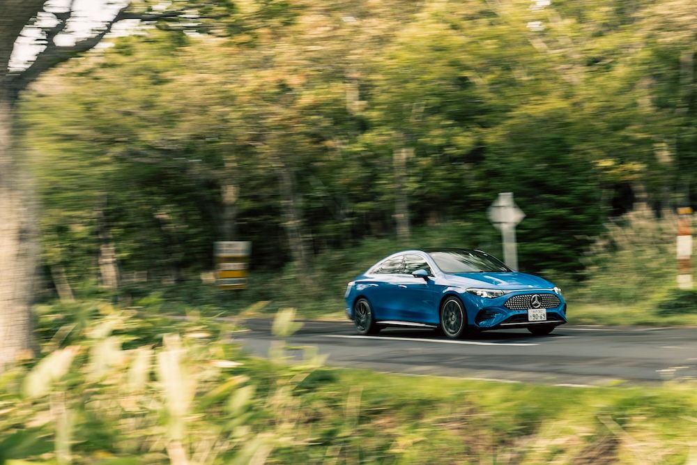 CLA 200 with EQ Technologyは床下に58kWhの電池を積み、一充電で525km（WLTP）を走る。日本仕様の急速充電はCHAdeMOで最大100kWに対応。ブレーキ・バイ・ワイヤを採用し、回生ブレーキと摩擦ブレーキを滑らかに切り替える。