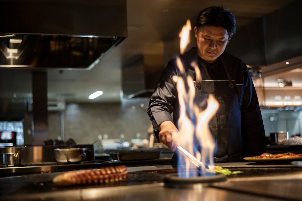 北こぶしは「SHIRETOKO FOOD HERITAGE PROJECT」を掲げ、「100年後、食も世界遺産に。」をめざす。地元の食材を生かした料理を通じて、知床の食文化を未来につなごうとしている。