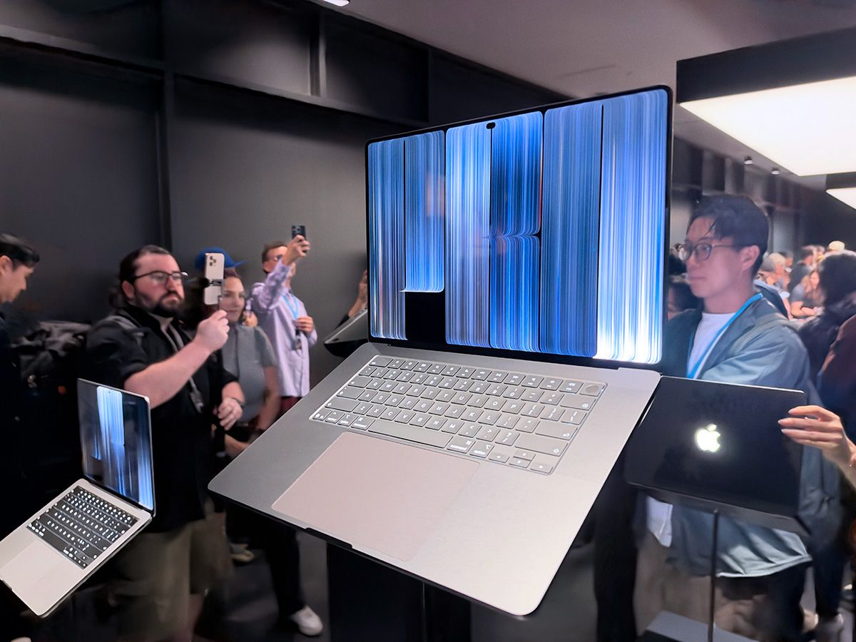 アップルが発表したPROLED XDRディスプレイ搭載MacBook Pro。Macとして初めてタッチ操作に対応するディスプレイを搭載。有機ELディスプレイの圧倒的な高画質も魅力だ