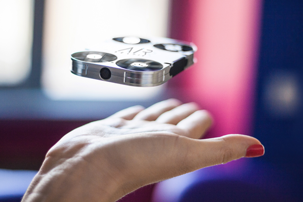 AirSelfie 【エアーセルフィー】 空撮で自撮りできる驚異のカメラ「エアセルフィー」の実力 | Forbes