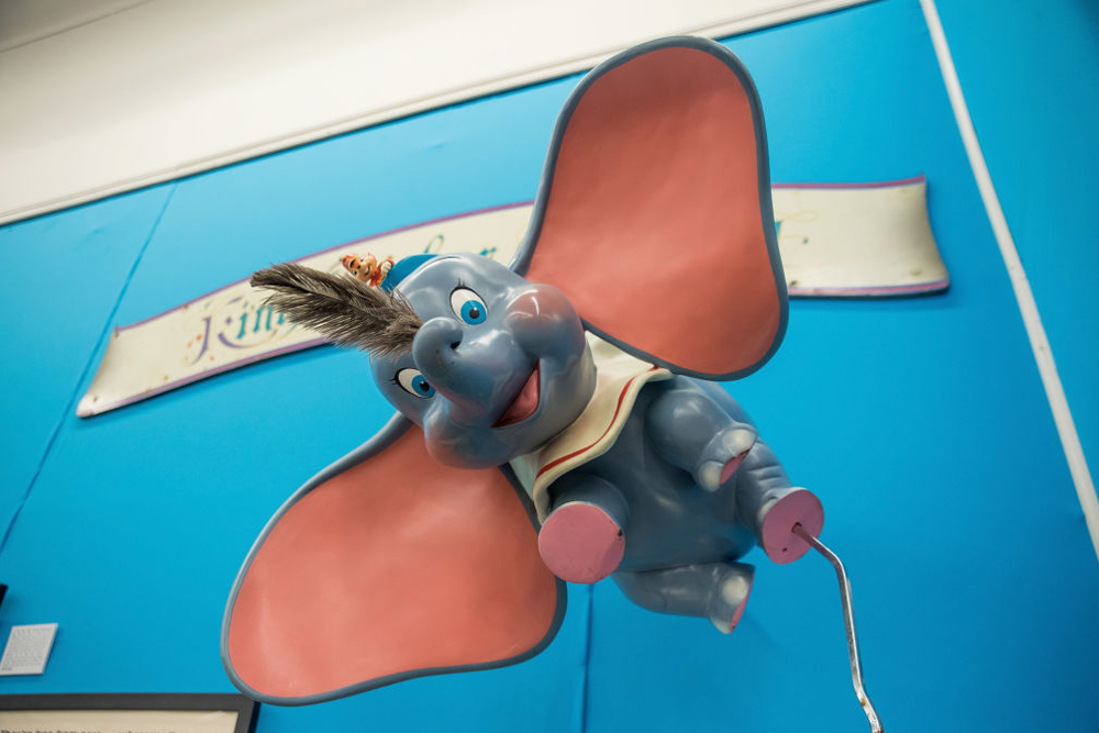 ディズニーのお宝「空飛ぶダンボ」など、総額9億円で落札 | Forbes