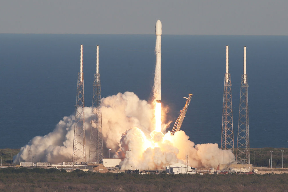 世界初「宇宙葬」特化の人工衛星、スペースXで打ち上げへ | Forbes