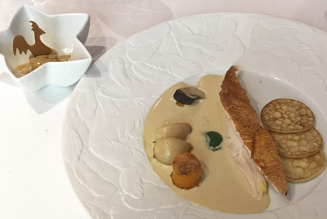 三ツ星に輝き続けるシェフ、ジョルジュ・ブランが育む「鶏の王国