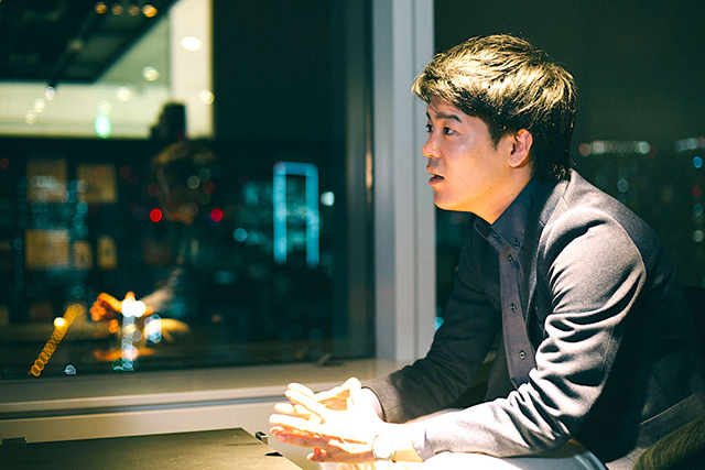 生命を燃やす創作家たちと世界を結ぶ──それが画家の家庭に生を享けた