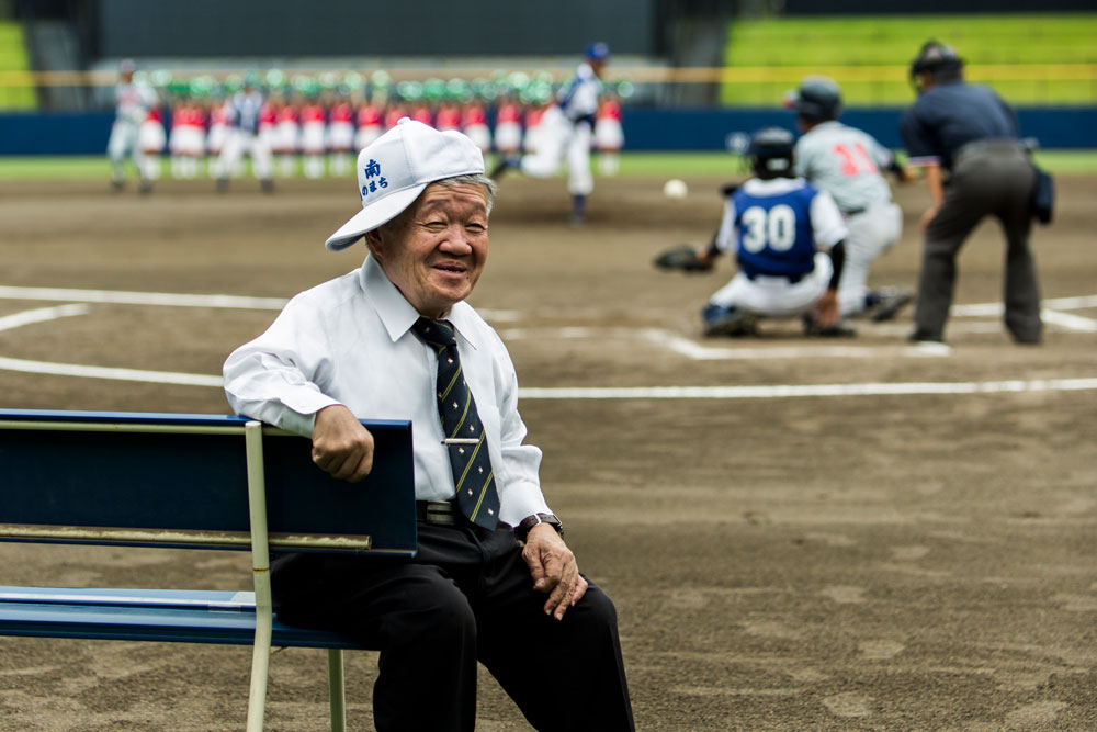 60歳以上のチアガールにお接待、プロより草野球の「野球のまち構想