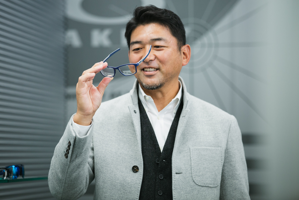 ビジネスとスポーツの両面を支えるアイウェア。斎藤隆は、オークリーを