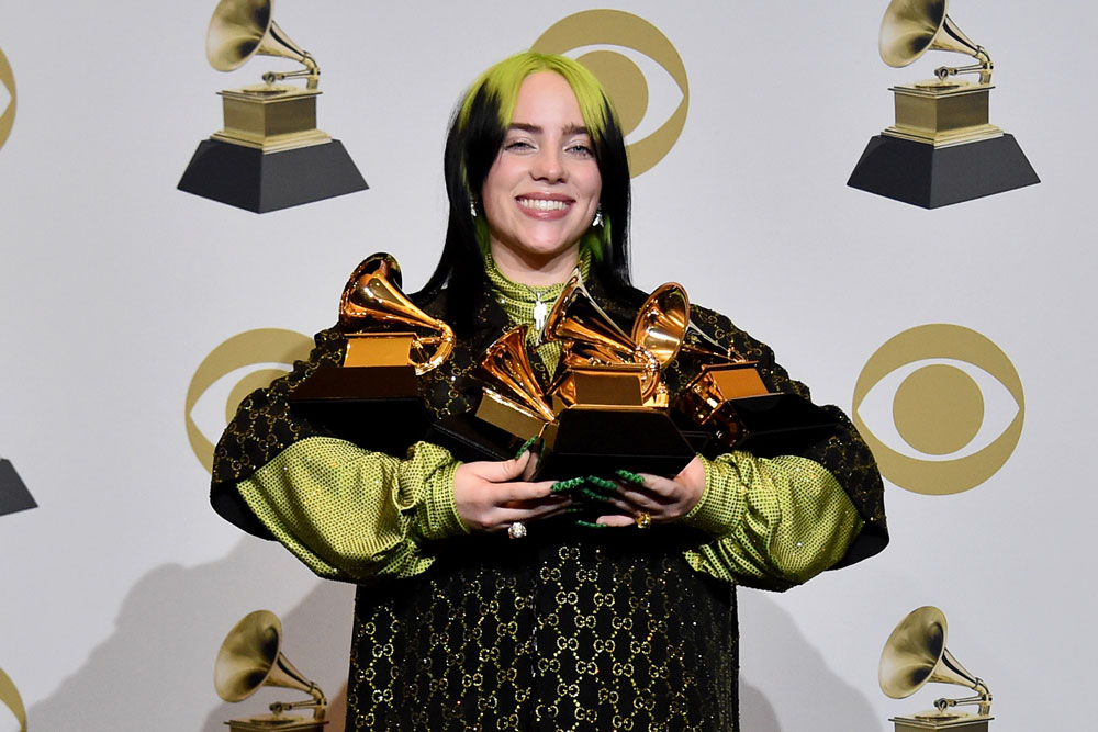 18歳の怪物」ビリー・アイリッシュ、グラミー4部門を独占 | Forbes
