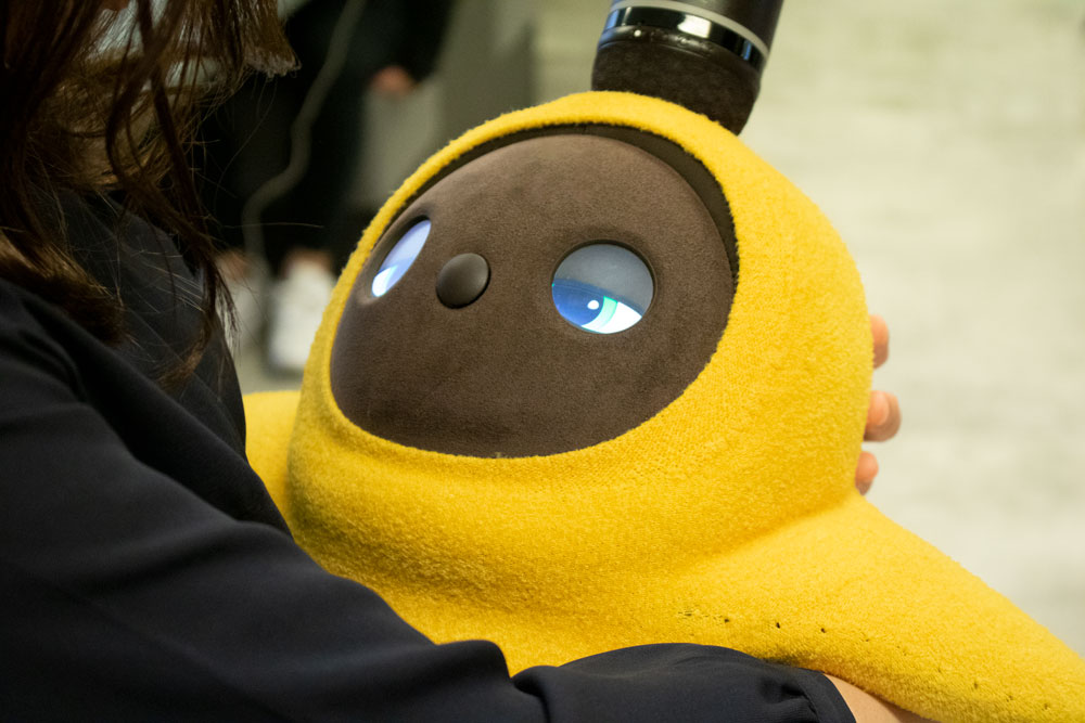 ひとりぼっちでは生きられないロボット、LOVOTの「癒し力」の