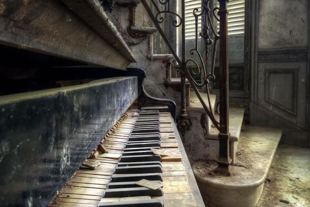 廃屋に響く「無音の旋律」｜弾き手知らずのピアノたち（前編